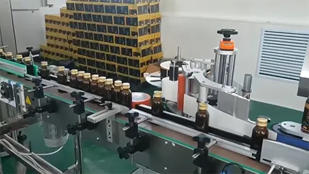 ماكينة لصق ليبل على عبوات دائرية مع سير للف الملصق