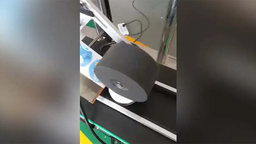 ماكينة لصق الليبل على المنتجات المسطحة لعبوات الكريمة البلاستيكية